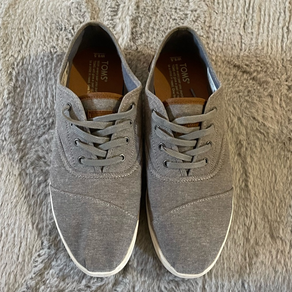 Tom’s lace up gray sneakers